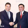 Ủy viên Bộ Chính trị, Thường trực Ban Bí thư Trần Cẩm Tú gặp Chủ tịch Đảng Hành động Nhân dân Singapore, Bộ trưởng Bộ Giáo dục Singapore Desmond Lee. Ảnh: TTXVN.