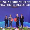Ủy viên Bộ Chính trị, Bộ trưởng Bộ Ngoại giao Lê Hoài Trung và Bộ trưởng Ngoại giao Singapore Vivian Balakrishnan trao Tuyên bố chung về Chiến lược Kết nối Công nghệ Việt Nam - Singapore - Ảnh: TTXVN
