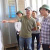 Ông Nguyễn Phong Luân, Phó Trưởng Ban Quản lý dự án đầu tư xây dựng công trình dân dụng, công nghiệp và hạ tầng kỹ thuật tỉnh Quảng Trị báo cáo tiến độ dự án đường ven biển khu vực phía Nam tỉnh Quảng Trị.