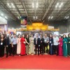 Ông Trần Trung Hiếu (thứ 8 từ phải sang) và các đơn vị tham gia Khu gian hàng TP. Hà Nội.