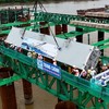 Nhà thầu Trung Chính tổ chức lắp dựng những đốt dầm dọc chủ đầu tiên tại nhịp cầu nối hai trụ TC3 - TC4, đánh dấu việc cầu Trần Hưng Đạo bước vào giai đoạn thi công kết cấu phần trên.