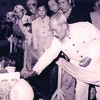 Chủ tịch Hồ Chí Minh xem các mặt hàng thủy tinh tại Hội chợ triển lãm tiểu thủ công, Hà Nội (tháng 2/1958). Ảnh: Tư liệu