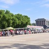 Đông đảo người dân và du khách xếp hàng vào Lăng viếng Chủ tịch Hồ Chí Minh dịp Quốc khánh 2/9. 