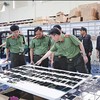 Công an tỉnh Phú Thọ thu giữ hàng trăm điện thoại di động, hàng chục USB lưu trữ dữ liệu của các đối tượng trong đường dây lừa đảo xuyên quốc gia bị triệt phá (Ảnh: Công an tỉnh Phú Thọ)