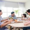 Nhiều người Việt hướng đến tuổi hưu trí độc lập và tự chủ hơn, thay vì phụ thuộc vào con cái như trước đây. Ảnh Hằng Hà.