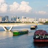 Chính sách nhằm khuyến khích đầu tư hạ tầng đường thủy, phát triển vận tải hàng hóa bằng đường thủy và thúc đẩy hàng trung chuyển quốc tế. Ảnh: Lê Toàn.