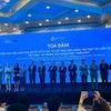 Thứ trưởng Bộ Tài chính Cao Anh Tuấn (đứng giữa) cùng chụp ảnh với các diễn giả tham dự Tọa đàm