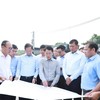 Phó Bí thư Thường trực Thành ủy Nguyễn Trọng Đông kiểm tra tiến độ dọc tuyến Vành đai 2.5 (điểm kết thúc nút giao Vành đai 3 - Lĩnh Nam) trên địa bàn phường Vĩnh Hưng.