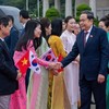 Cán bộ, nhân viên Đại sứ quán Việt Nam tại Mông Cổ chào đón Chủ tịch Quốc hội Trần Thanh Mẫn và Phu nhân cùng Đoàn đại biểu cấp cao Việt Nam. Ảnh: QH.