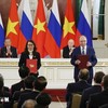 Tổng Bí thư, Chủ tịch nước Tô Lâm và Tổng thống Nga Vladimir Putin chứng kiến Lễ trao văn kiện hợp tác giữa hai nước. (Ảnh: Thống Nhất/TTXVN)