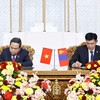Chủ tịch Quốc hội Trần Thanh Mẫn và Chủ tịch Quốc hội Mông Cổ Sandag Byambatsogt ký kết Bản ghi nhớ hợp tác giữa Quốc hội Việt Nam và Quốc hội Mông Cổ. (Ảnh: Doãn Tấn/TTXVN)