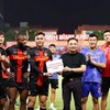 Ông Trần Văn Mười, Doanh nhân Việt Nam tiêu biểu, nhà sáng lập và Chủ tịch HĐQT Five Star Group trao tặng 1 tỷ đồng cho đội CLB LP Ninh Bình.