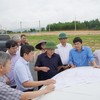 Phó chủ tịch UBND tỉnh Quảng Trị Lê Văn Bảo (áo đen, ở giữa) nghe báo cáo tiến độ dự án. Ảnh: Đặng Hà