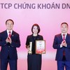 Bà Nguyễn Thị Tuyến, Giám đốc vận hành DNSE nhận vinh danh Top 10 công ty chứng khoán tư nhân và Top 15 công ty chứng khoán nộp ngân sách lớn nhất Việt Nam
