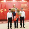 Lãnh đạo Tỉnh ủy, UBND tỉnh Lạng Sơn tặng hoa chúc mừng ông Trần Quân. Ảnh: Báo và PTTH Lạng Sơn