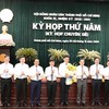 Lãnh đạo Thành phố tặng hoa chúc mừng ông Trương Minh Huy Vũ. Ản: TT