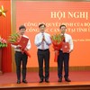 Ông Nguyễn Duy Ngọc, Trưởng ban Tổ chức Trung ương trao quyết định và tặng hoa chúc mừng tân Bí thư Tỉnh uỷ Quảng Trị Vương Quốc Tuấn (bên phải ảnh) và tân Phó Bí thư Tỉnh uỷ Quảng Trị Bùi Hoàng Phương (bên trái ảnh).