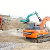 Dự án Khắc phục khẩn cấp xói lở bờ biển Hội An đang khẩn trương thi công để ứng phó với mưa bão. Ảnh: Quang Hà