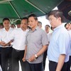 Bí thư Tỉnh ủy Quảng Trị Vương Quốc Tuấn (hàng đầu, thứ ba từ phải ảnh) và Chủ tịch UBND tỉnh Quảng Trị Bùi Hoàng Phương (hàng đầu, thứ hai từ phải ảnh) nghe báo cáo Dự án quần thể du lịch sinh thái, nghỉ dưỡng và vui chơi giải trí núi U Bò - hồ Thác Chuối 