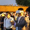 Du khách trải nghiệm công nghệ thực tế ảo tại Văn Miếu - Quốc Tử Giám. Ảnh: Hạnh Phúc.