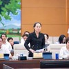 Bộ trưởng Bộ Văn hóa, Thể thao và Du lịch Lâm Thị Phương Thanh trình bày tờ trình: Ảnh: QH.