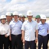 Bí thư Tỉnh uỷ Quảng Trị Vương Quốc Tuấn (hàng đầu, thứ ba từ phải ảnh) kiểm tra tiến độ Dự án đầu tư xây dựng Cảng hàng không Quảng Trị.