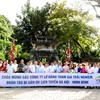 Các đại biểu chụp hình lưu niệm tại Khu Du lịch Thung Ui, Ninh Bình.