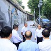 Chủ tịch UBND TP. Hà Nội Vũ Đại Thắng cùng Đoàn công tác kiểm tra thực địa tại khu vực 131 vòm cầu đường sắt phía Nam cầu Long Biên (Phùng Hưng - Gầm Cầu). Ảnh: Lê Hải.