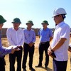 Phó chủ tịch UBND tỉnh Quảng Trị Phan Phong Phú (thứ hai từ trái sang) kiểm tra tiến độ dự án Hệ thống đường nối từ trung tâm thành phố đi sân bay Đồng Hới