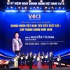 Ủy viên Bộ Chính trị, Phó Thủ tướng Thường trực Chính phủ Phạm Gia Túc và Chủ tịch VCCI Hồ Sỹ Hùng trao tặng Cúp Thánh Gióng cho Anh hùng Lao động Nguyễn Thị Nga