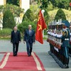 Tổng Bí thư, Chủ tịch nước Tô Lâm và Tổng thống Thụy Sĩ Guy Parmelin duyệt Đội danh dự Quân đội nhân dân Việt Nam.