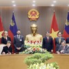 Bộ trưởng Bộ Tài chính Ngô Văn Tuấn và Thủ tướng Liechtenstein Brigitte Haas ký Hiệp định tránh đánh thuế hai lần dưới sự chứng kiến của Thủ tướng Lê Minh Hưng.