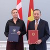 Tổng Bí thư, Chủ tịch nước Tô Lâm và Thủ tướng Đan Mạch Mette Frederiksen trao Tuyên bố chung về việc thiết lập quan hệ Đối tác chiến lược toàn diện Việt Nam-Đan Mạch. (Ảnh: Thống Nhất/TTXVN)
