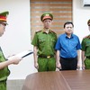 Cơ quan điều tra tống đạt các quyết định, lệnh tố tụng đối với Hoàng Văn Lộc, Bí thư Đảng ủy, Chủ tịch HĐND xã Hợp Kim. Ảnh: CAPT