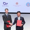 Giáo sư Joachim Mathiesen, Viện trưởng Viện Niels Bohr thuộc Đại học Copenhagen và ông Phạm Minh Tuấn, Phó tổng giám đốc Tập đoàn FPT kiêm Tổng giám đốc FPT Software trao biên bản ghi nhớ.