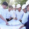Chủ tịch UBND tỉnh Quảng Trị Bùi Hoàng Phương (thứ hai từ trái ảnh) kiểm tra các dự án do Tập đoàn Việt Phương và SamHoldings đề xuất tại khu vực cảng Mỹ Thủy. Ảnh: Phạm Mỹ Hạnh.