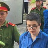 Phó Đức Nam (TikToker Mr Pips) bị áp giải đến tòa.