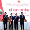 Ông Nguyễn Bá Út (cầm hoa) được bầu giữ chức Phó Chủ tịch UBND tỉnh Lâm Đồng.