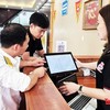 Công chức Thuế tỉnh Bắc Ninh hỗ trợ hộ kinh doanh làm sạch mã số thuế. Ảnh: Đức Thanh