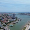 Sông Nhật Lệ có nhiều tiềm năng về phát triển loại hình du lịch đường thuỷ. Ảnh: Ngọc Tân