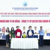 Bà Nguyễn Thị Anh Thi – Thành ủy viên, Phó Chủ tịch UBND thành phố Đà Nẵng và ông Đinh Bá Thành – Chủ tịch sáng lập DatVietVAC ký kết biên bản ghi nhớ
