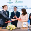 Bà Nguyễn Thị Hiền - Phó tổng giám đốc PVCFC và ông Tristan Hudak - Giám đốc phát triển quốc tế AG Biotech, INC thực hiện nghi thức ký kết Thỏa thuận hợp tác.