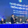 Ông Trương Gia Bình, Chủ tịch FPT trao đổi với cổ đông