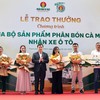 Ông Nguyễn Thanh Tùng, Tổng Giám Đốc PVCFC trao giải xe tải Hyundai 3,5 tấn cho các đại lý