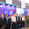 Đại biểu tham quan gian hàng FPT 