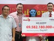 Người đàn ông đội tóc giả nhận thưởng xổ số gần 70 tỷ đồng