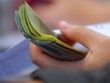 Nhân viên nhà băng túc trực trước hàng cầm đồ