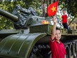 Người dân đội nắng tham quan Dinh Độc Lập ngày 30/4