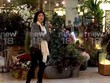 Ảnh cựu Thủ tướng Thái Lan Yingluck mua sắm ở Anh gây xôn xao