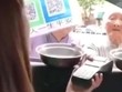 Chê tiền mặt, ăn mày Trung Quốc đòi tiền qua thẻ ATM, ví điện tử
